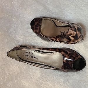 Life Stride Vera Catani leopard print open peep-toe pumps